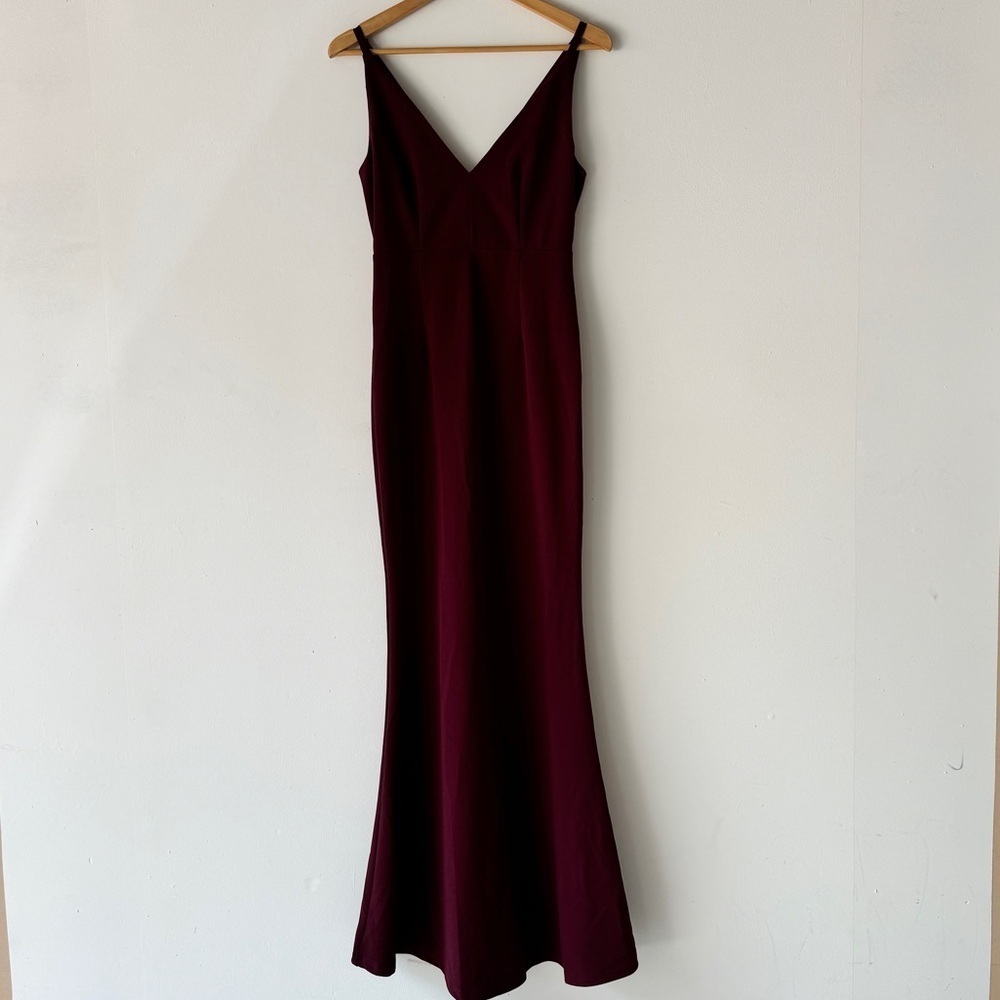 Lulu's - Melora V Front and Back Sleeveless Gown in Maroon - Picture 2 of 6